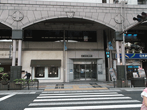 出口を出たら目の前の信号を渡ります