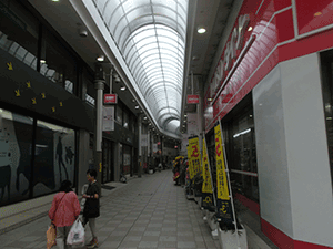 まっすぐ進むと右手にあります